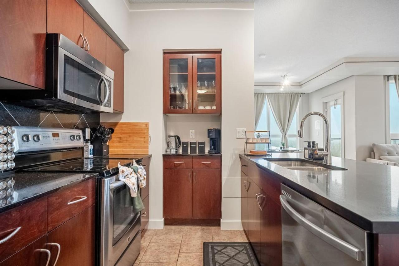 Upscale Penthouse Stay With Mountain & City Views, Free Parking, Bbq Grill, Office Space & More Calgary Luaran gambar