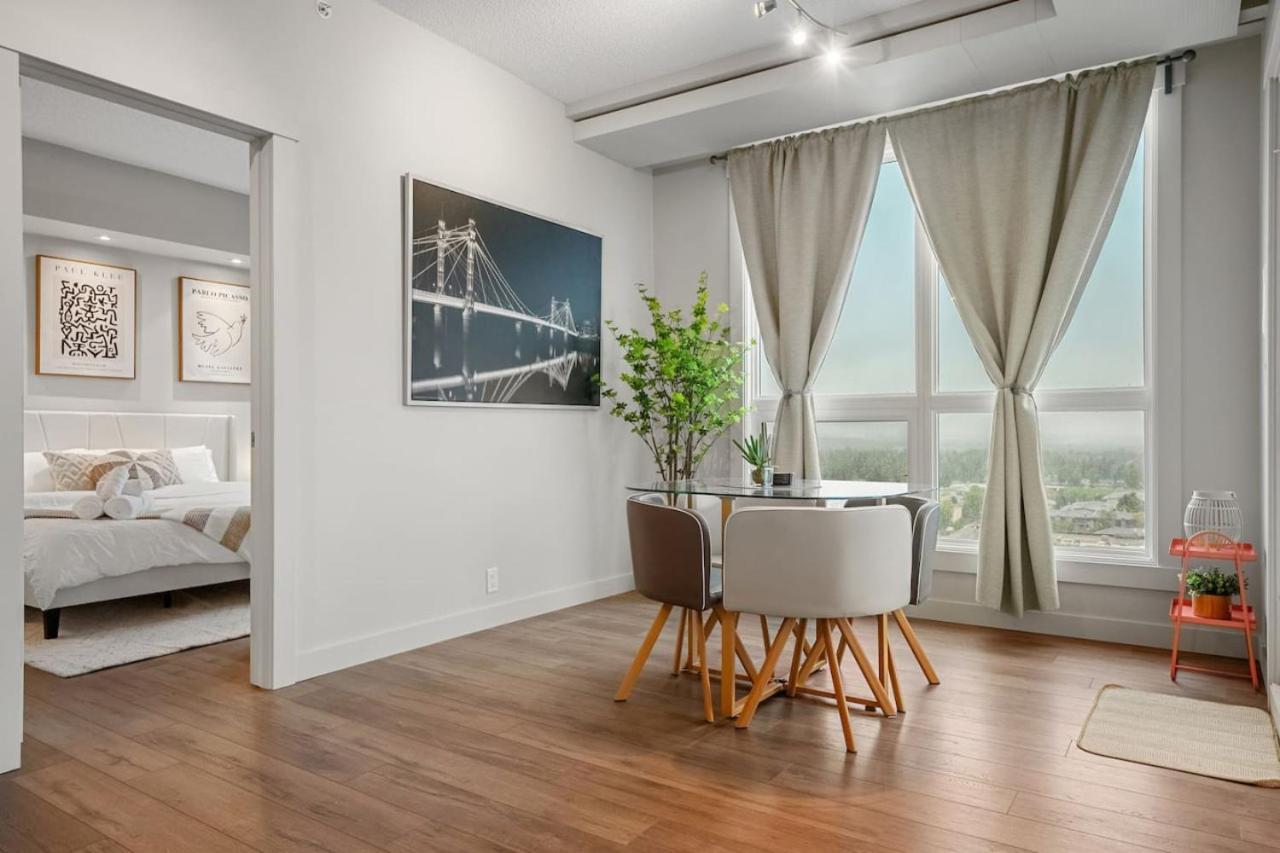 Upscale Penthouse Stay With Mountain & City Views, Free Parking, Bbq Grill, Office Space & More Calgary Luaran gambar